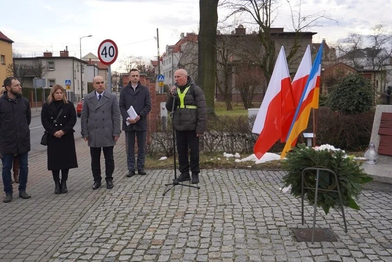 Żory uczciły 80. rocznicę marszów śmierci. Marsz Pamięci przeszedł przez miasto, zatrzymując się w miejscach pamięci ofiar tragicznych wydarzeń z 1945 roku / fot. UM Żory