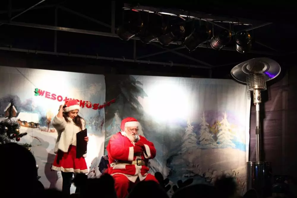 Tłumy Żorzan przybyły wczoraj (6.12.) na rynek aby spotkać Świętego Mikołaja i jego pomocników, zobaczyć choinkę oraz skorzystać z wielu atrakcji jarmarku. Zobaczcie zdjęcia!
