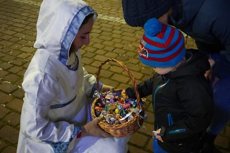 Tłumy żorzan witały Mikołaja na Rynku / fot. UM Żory