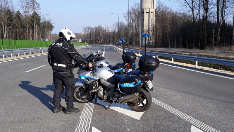 Na drogach można spotkać więcej motocyklistów. Policjanci apelują o ostrożność i rozwagę