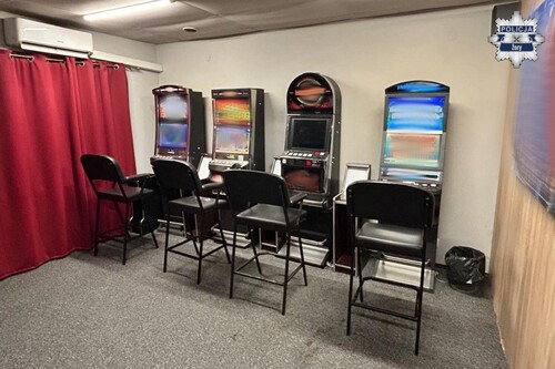 Nielegalne automaty, narkotyki i zatrzymani – wspólna akcja Policji i KAS w Żorach [FOTO]