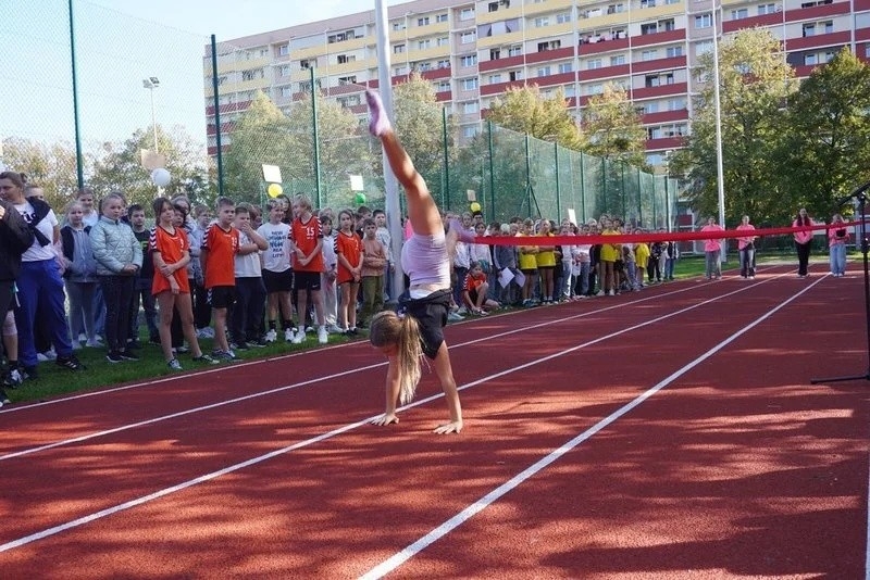 Bieżnia lekkoatletyczna, posiadająca 4 tory, jest idealna do organizowania biegów na 60 metrów oraz skoków w dal. / fot. UM Żory