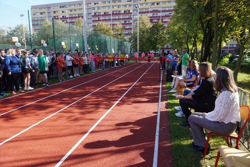 Bieżnia lekkoatletyczna, posiadająca 4 tory, jest idealna do organizowania biegów na 60 metrów oraz skoków w dal. / fot. UM Żory