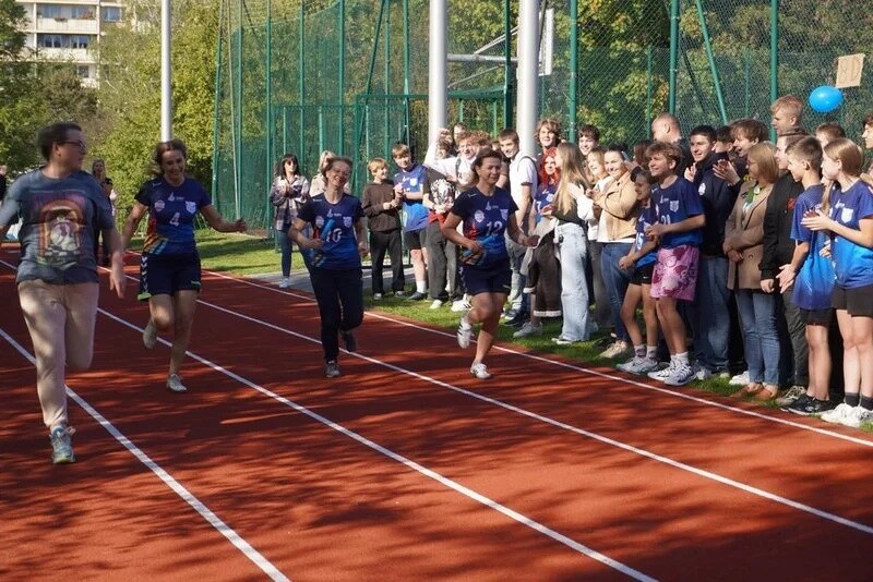 Bieżnia lekkoatletyczna, posiadająca 4 tory, jest idealna do organizowania biegów na 60 metrów oraz skoków w dal. / fot. UM Żory