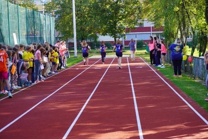 Bieżnia lekkoatletyczna, posiadająca 4 tory, jest idealna do organizowania biegów na 60 metrów oraz skoków w dal. / fot. UM Żory
