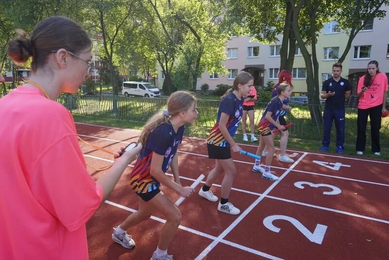 Bieżnia lekkoatletyczna, posiadająca 4 tory, jest idealna do organizowania biegów na 60 metrów oraz skoków w dal. / fot. UM Żory
