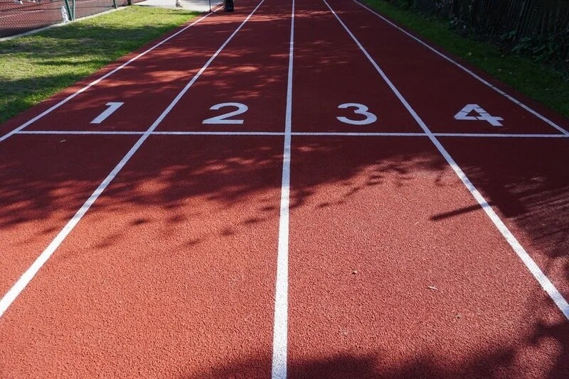 Bieżnia lekkoatletyczna, posiadająca 4 tory, jest idealna do organizowania biegów na 60 metrów oraz skoków w dal. / fot. UM Żory