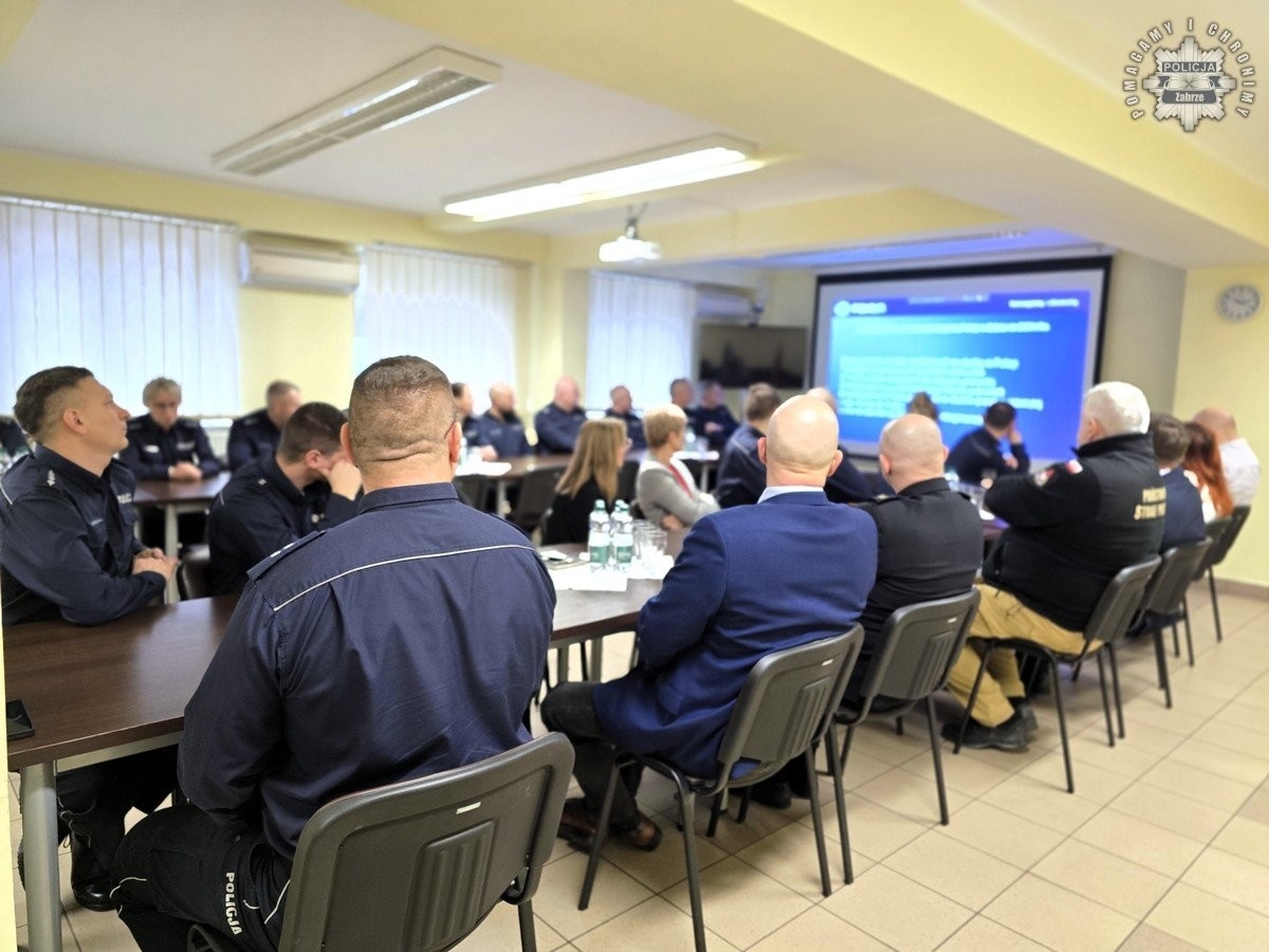 Żorska policja podsumowała 2024 rok. Podczas odprawy omówiono wyniki służby, wyróżniono funkcjonariuszy, a prezydent Waldemar Socha otrzymał honorową odznakę / fot. KMP Żory