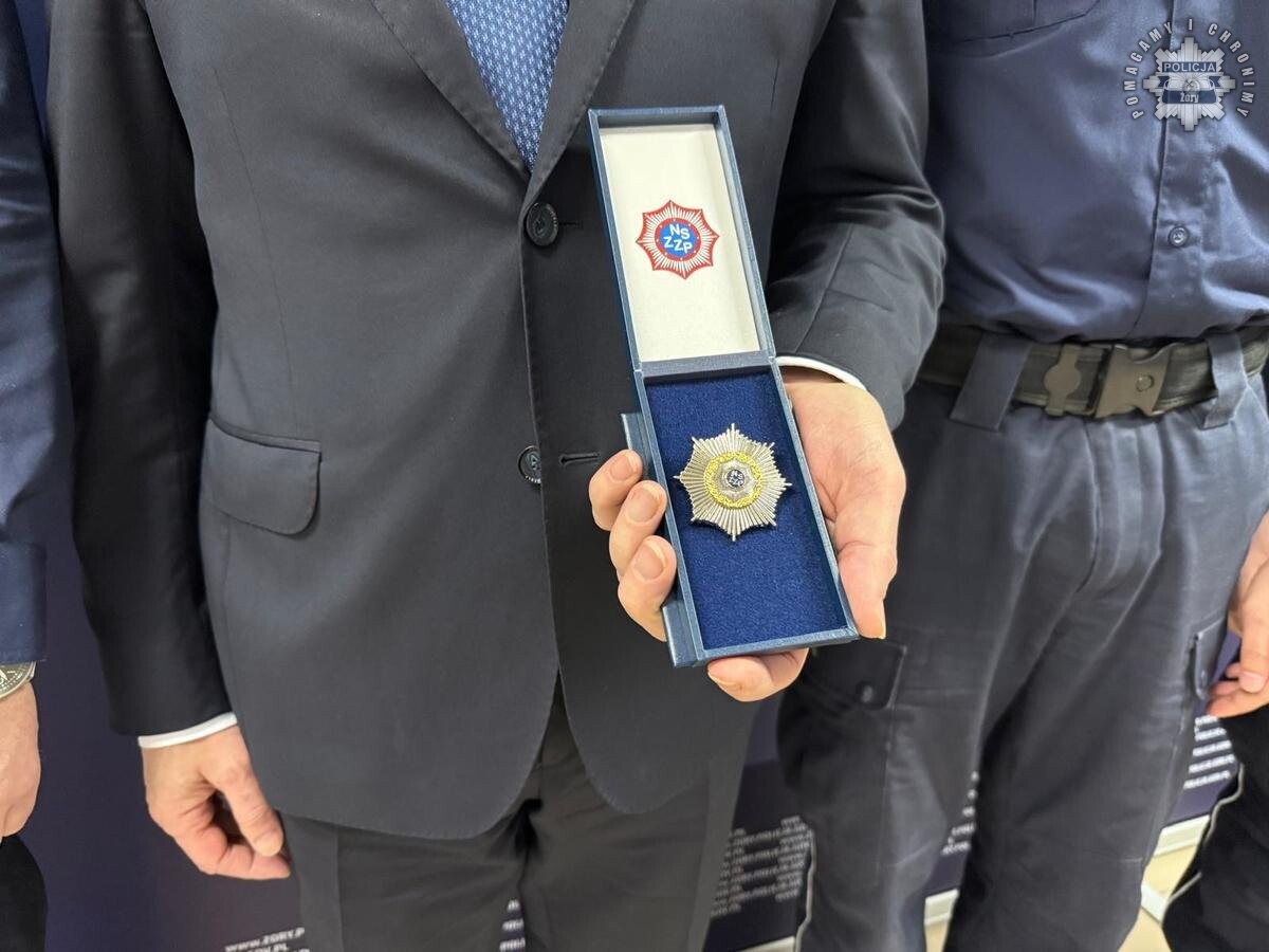 Żorska policja podsumowała 2024 rok. Podczas odprawy omówiono wyniki służby, wyróżniono funkcjonariuszy, a prezydent Waldemar Socha otrzymał honorową odznakę / fot. KMP Żory