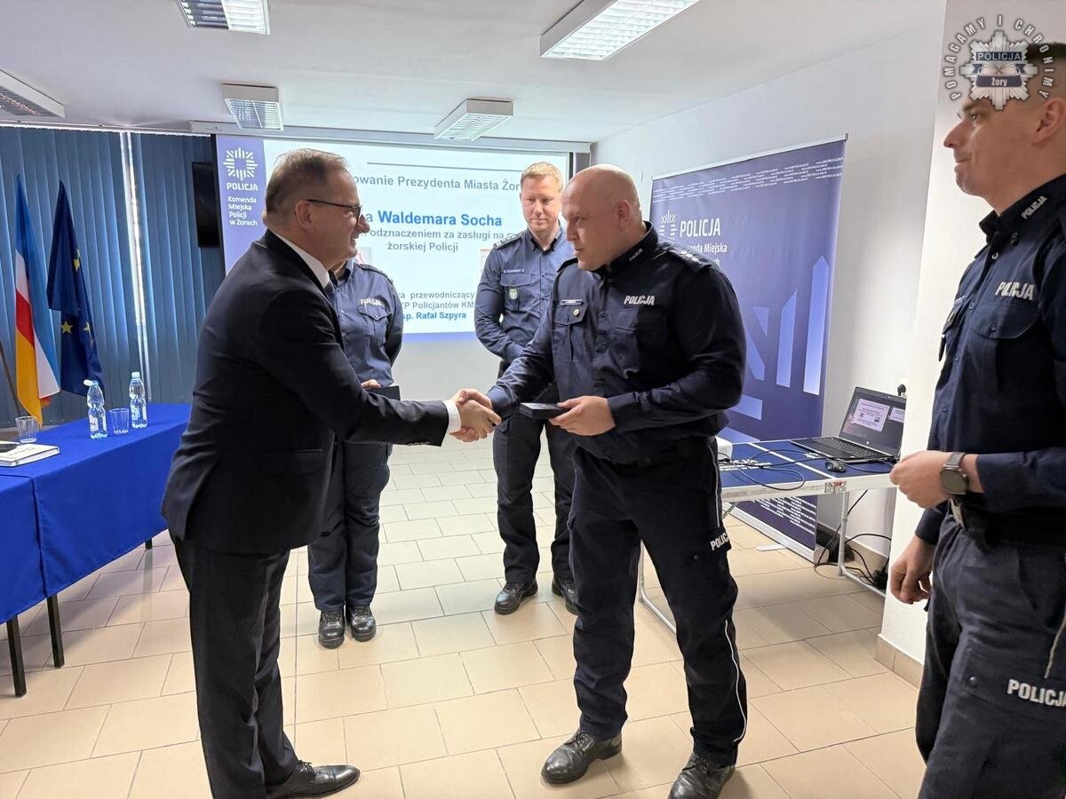 Żorska policja podsumowała 2024 rok. Podczas odprawy omówiono wyniki służby, wyróżniono funkcjonariuszy, a prezydent Waldemar Socha otrzymał honorową odznakę / fot. KMP Żory