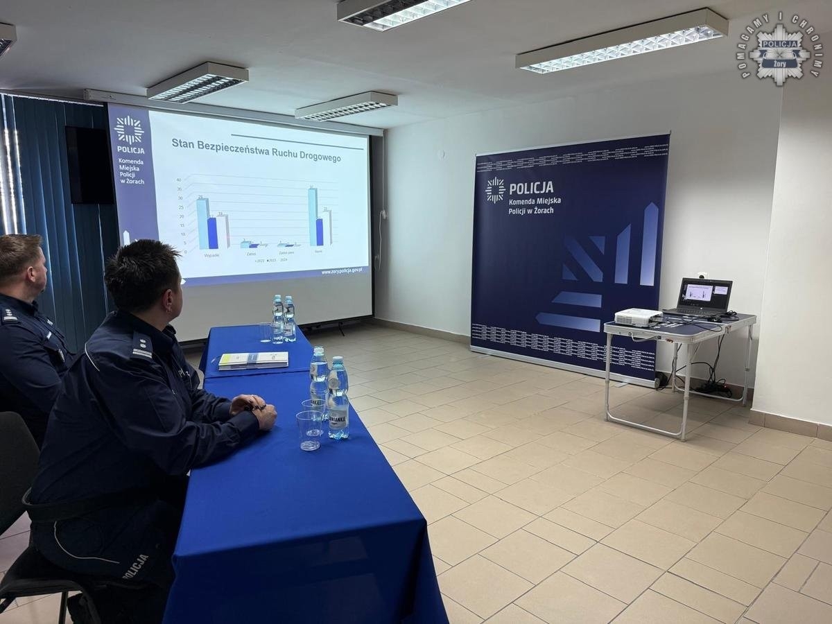 Żorska policja podsumowała 2024 rok. Podczas odprawy omówiono wyniki służby, wyróżniono funkcjonariuszy, a prezydent Waldemar Socha otrzymał honorową odznakę / fot. KMP Żory