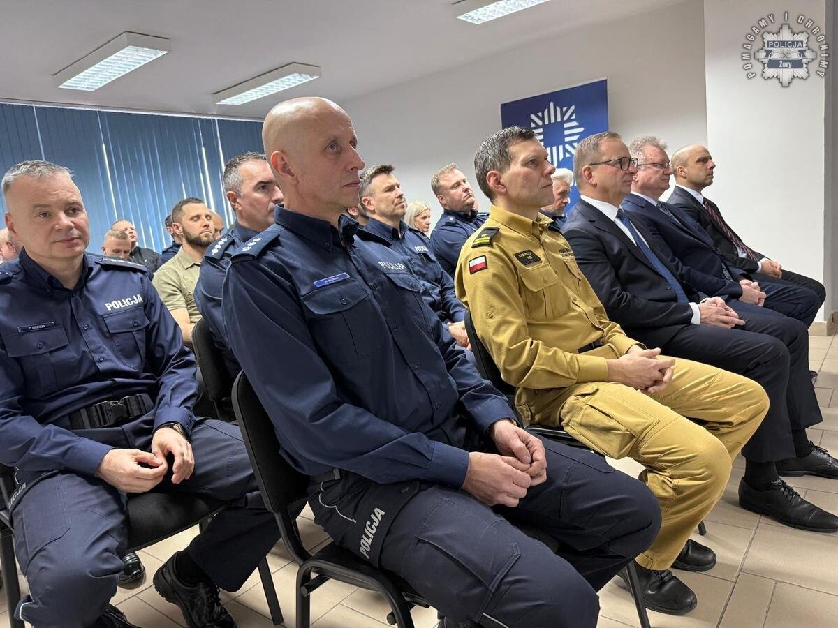 Żorska policja podsumowała 2024 rok. Podczas odprawy omówiono wyniki służby, wyróżniono funkcjonariuszy, a prezydent Waldemar Socha otrzymał honorową odznakę / fot. KMP Żory