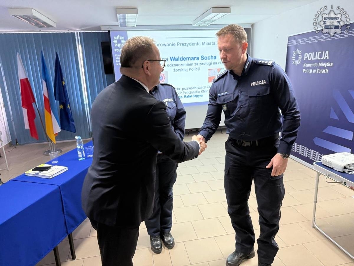 Żorska policja podsumowała 2024 rok. Podczas odprawy omówiono wyniki służby, wyróżniono funkcjonariuszy, a prezydent Waldemar Socha otrzymał honorową odznakę / fot. KMP Żory