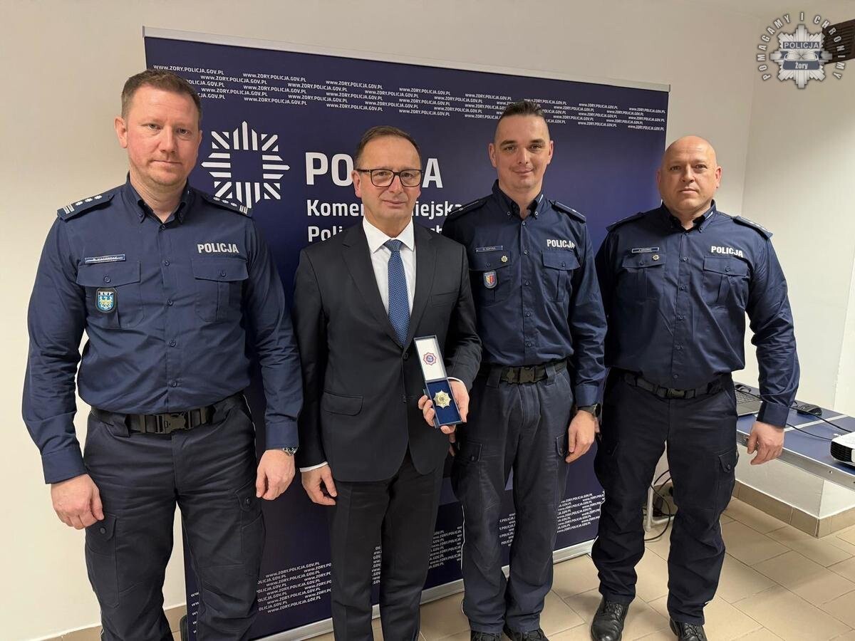 Żorska policja podsumowała 2024 rok. Podczas odprawy omówiono wyniki służby, wyróżniono funkcjonariuszy, a prezydent Waldemar Socha otrzymał honorową odznakę / fot. KMP Żory