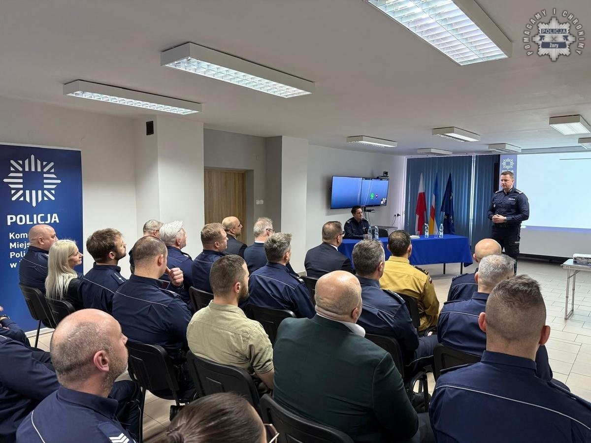 Żorska policja podsumowała 2024 rok. Podczas odprawy omówiono wyniki służby, wyróżniono funkcjonariuszy, a prezydent Waldemar Socha otrzymał honorową odznakę / fot. KMP Żory
