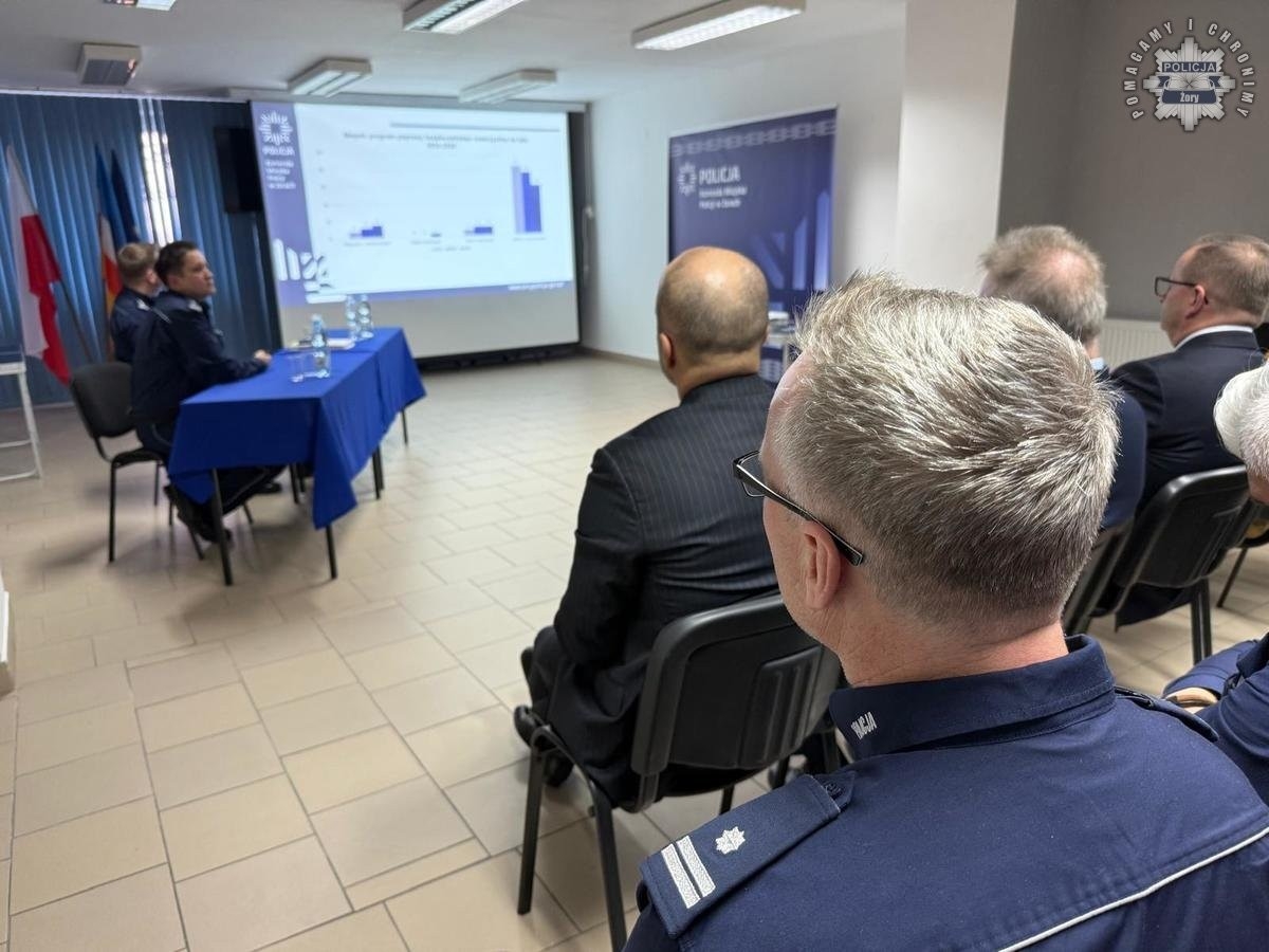 Żorska policja podsumowała 2024 rok. Podczas odprawy omówiono wyniki służby, wyróżniono funkcjonariuszy, a prezydent Waldemar Socha otrzymał honorową odznakę / fot. KMP Żory