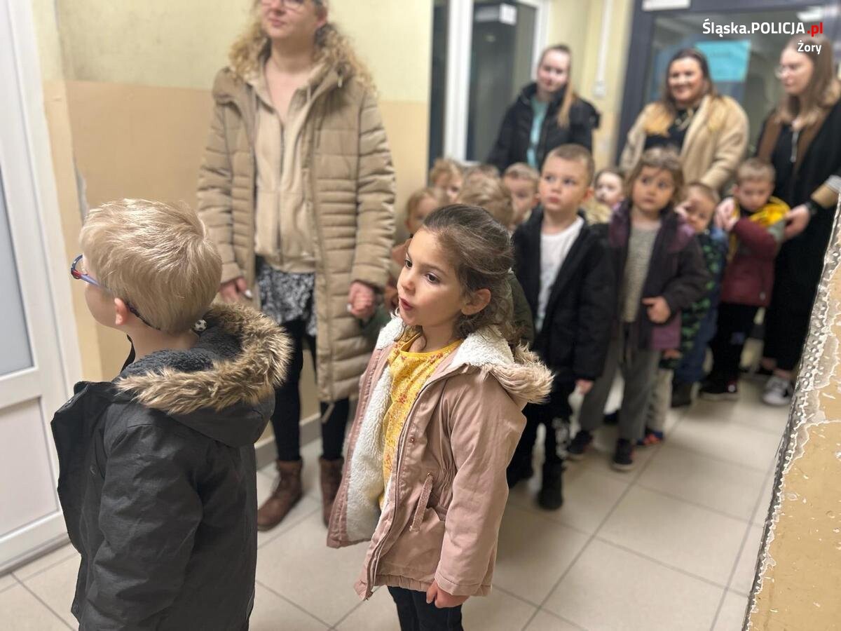 Z wizytą w żorskiej komendzie zjawiły się dzisiaj przedszkolaki i uczniowie szkoły podstawowej /  fot. KMP Żory