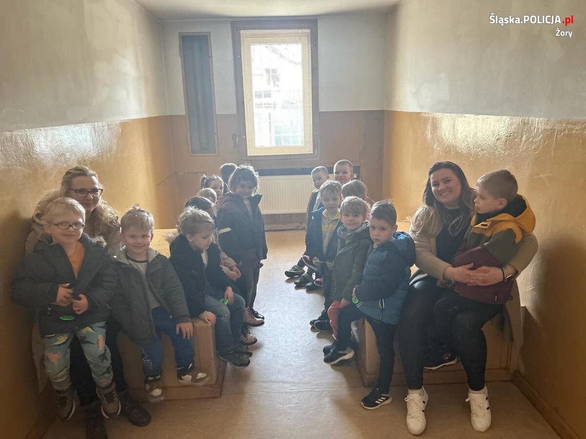 Z wizytą w żorskiej komendzie zjawiły się dzisiaj przedszkolaki i uczniowie szkoły podstawowej /  fot. KMP Żory