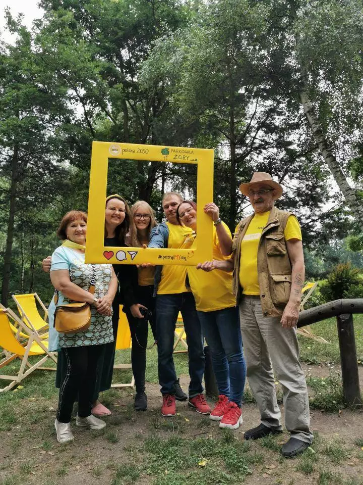 Piękny zielony Park Piaskownia w niedzielne popołudnie zdecydowanie się zażółcił. Wszystko to dzięki sympatykom, wolontariuszom i członkom Stowarzyszenia Polska 2050, którzy w tym wyjątkowym miejscu, w ramach ogólnopolskiej akcji #poznajMYsię, zorganizowali... Parkówkę.