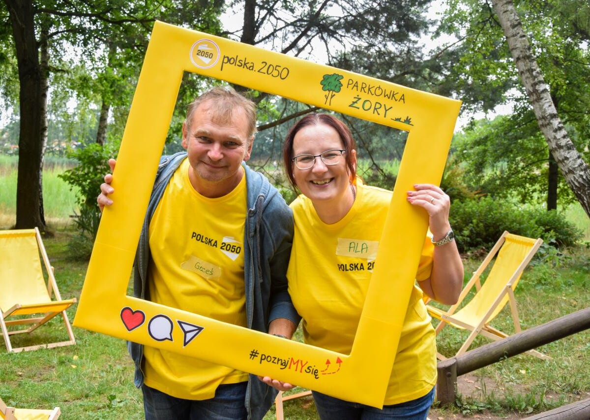 Piękny zielony Park Piaskownia w niedzielne popołudnie zdecydowanie się zażółcił. Wszystko to dzięki sympatykom, wolontariuszom i członkom Stowarzyszenia Polska 2050, którzy w tym wyjątkowym miejscu, w ramach ogólnopolskiej akcji #poznajMYsię, zorganizowali... Parkówkę.