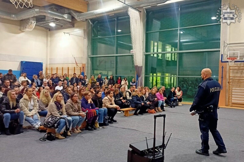 Phishing na celowniku: Policjant w Żorach uczył, jak chronić swoje dane