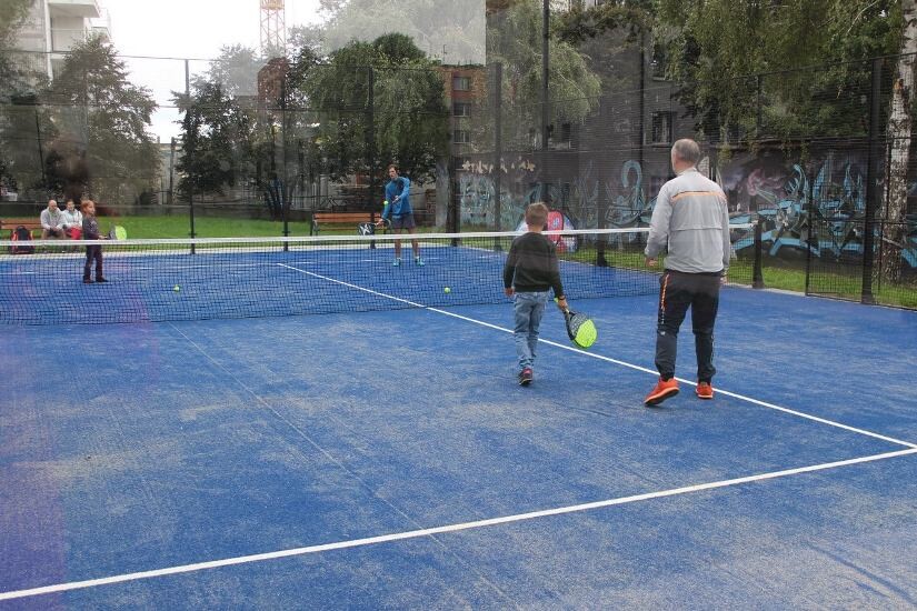 Można już korzystać z pierwszego w Żorach kortu do gry w padel! Nowy obiekt, wybudowany dzięki środkom z Żorskiego Budżetu Obywatelskiego został oficjalnie otwarty w niedzielę, 19 września.