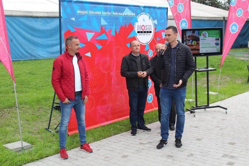 Można już korzystać z pierwszego w Żorach kortu do gry w padel! Nowy obiekt, wybudowany dzięki środkom z Żorskiego Budżetu Obywatelskiego został oficjalnie otwarty w niedzielę, 19 września.