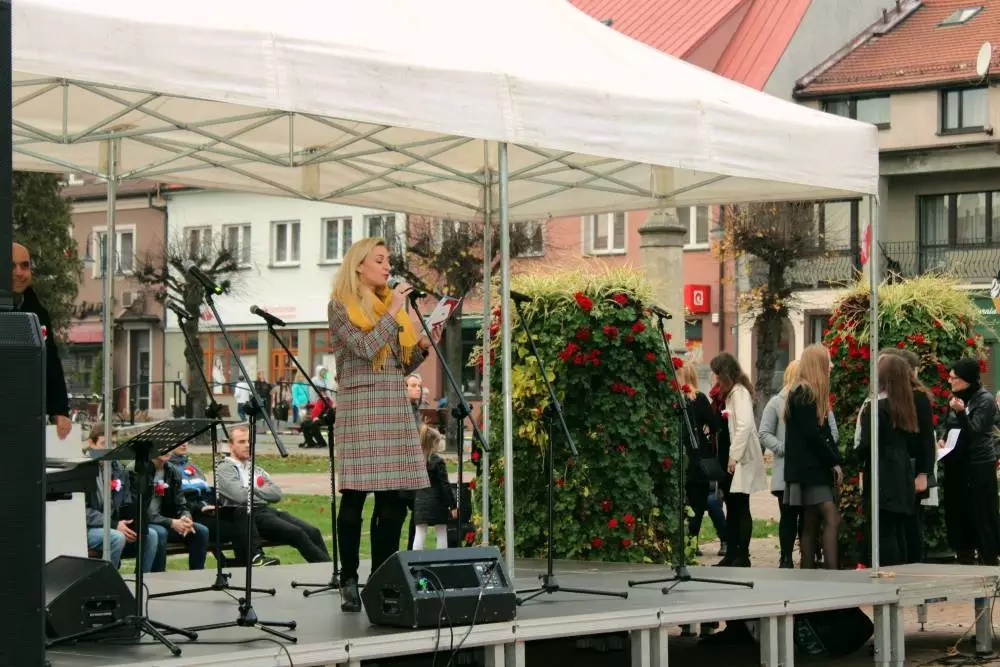 Wczoraj 11 listopada obchodziliśmy setną rocznicę odzyskania niepodległości przez Polskę. Z tej okazji na rynku Żorzanie wspólnie odśpiewali pieśni patriotyczne. Zobaczcie zdjęcia!
