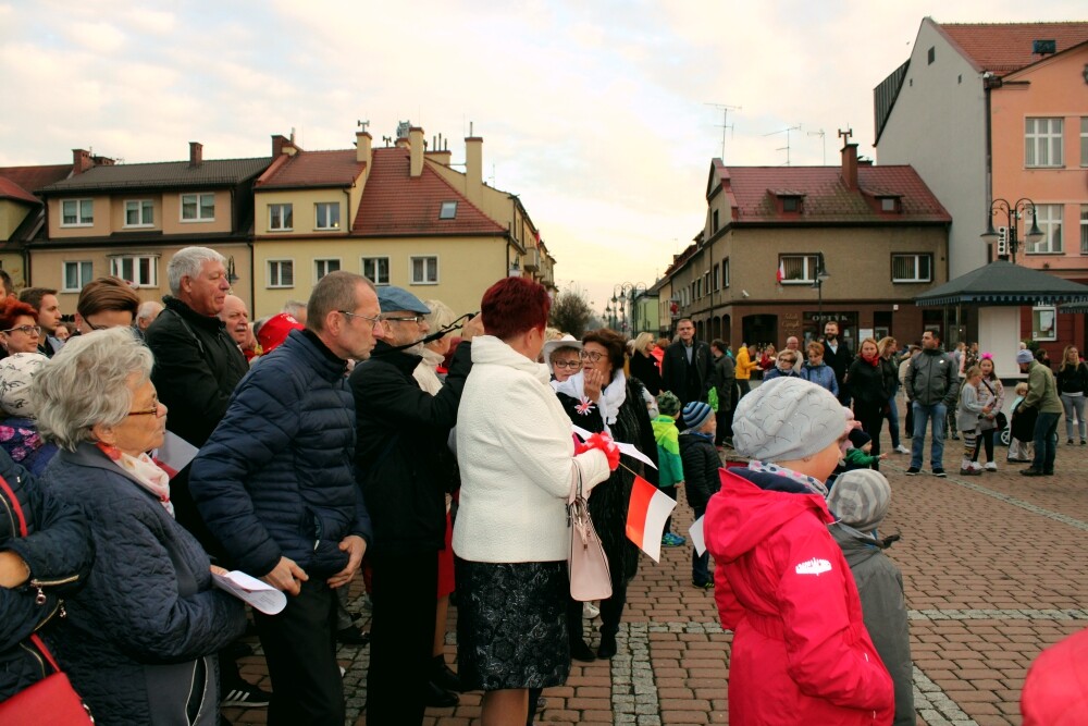 Wczoraj 11 listopada obchodziliśmy setną rocznicę odzyskania niepodległości przez Polskę. Z tej okazji na rynku Żorzanie wspólnie odśpiewali pieśni patriotyczne. Zobaczcie zdjęcia!