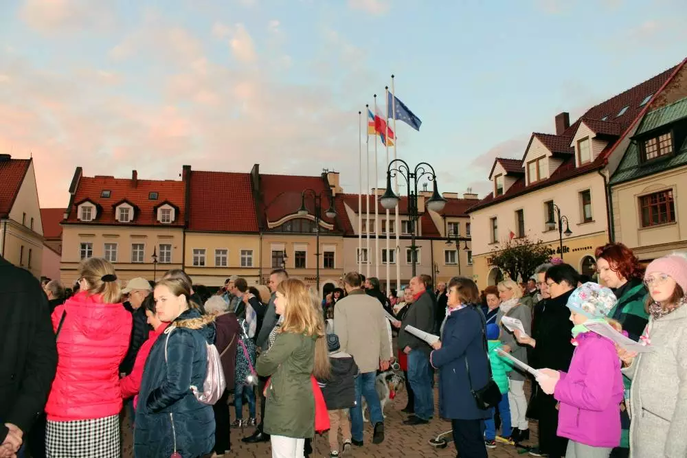 Wczoraj 11 listopada obchodziliśmy setną rocznicę odzyskania niepodległości przez Polskę. Z tej okazji na rynku Żorzanie wspólnie odśpiewali pieśni patriotyczne. Zobaczcie zdjęcia!