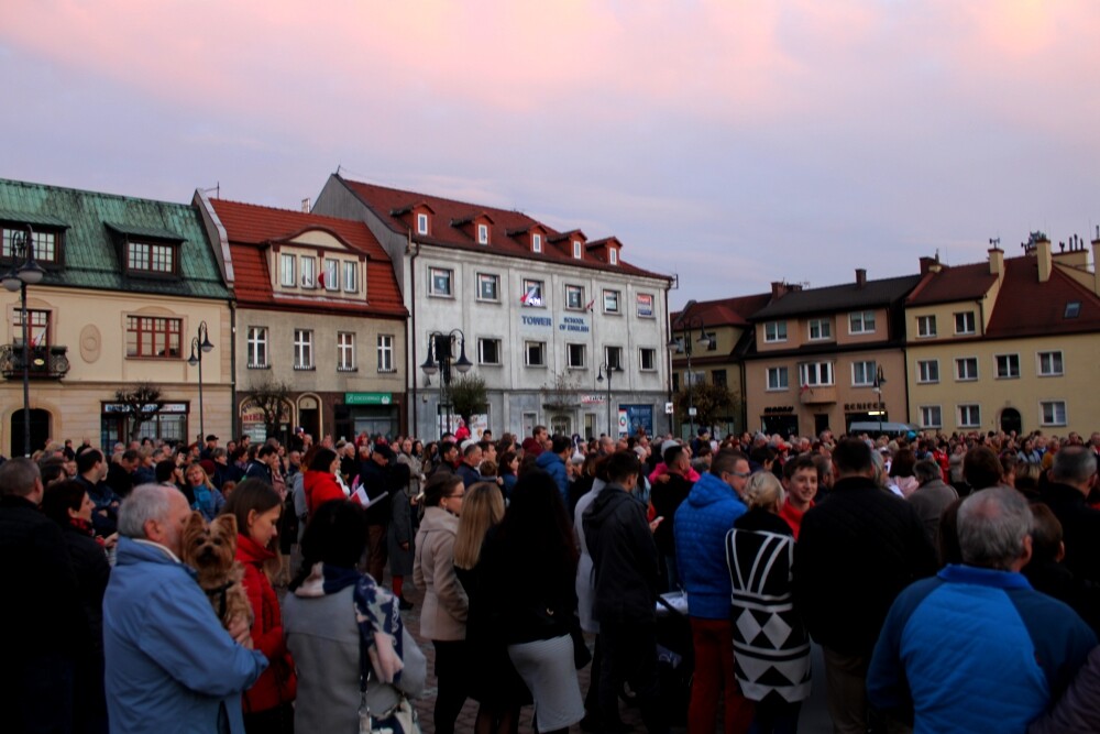 Wczoraj 11 listopada obchodziliśmy setną rocznicę odzyskania niepodległości przez Polskę. Z tej okazji na rynku Żorzanie wspólnie odśpiewali pieśni patriotyczne. Zobaczcie zdjęcia!