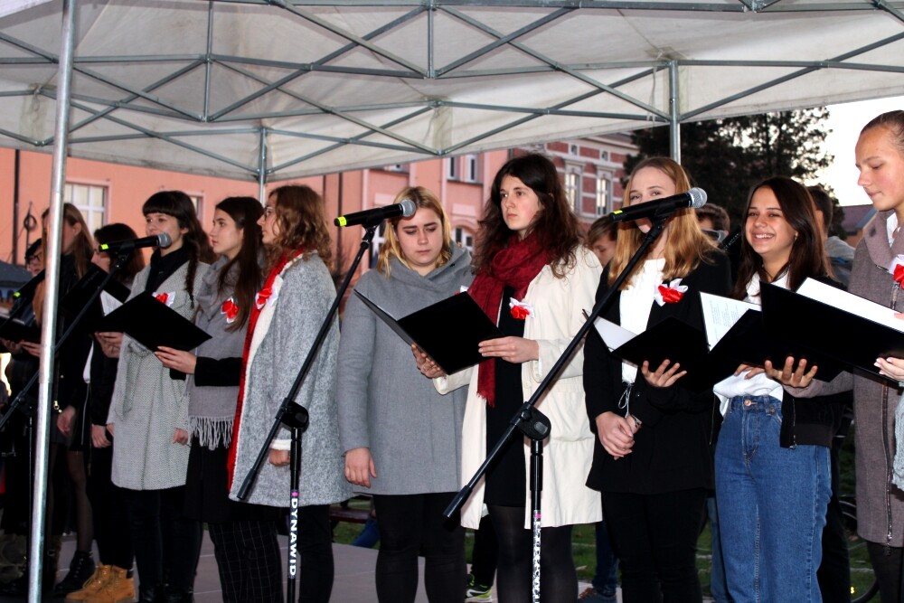 Wczoraj 11 listopada obchodziliśmy setną rocznicę odzyskania niepodległości przez Polskę. Z tej okazji na rynku Żorzanie wspólnie odśpiewali pieśni patriotyczne. Zobaczcie zdjęcia!