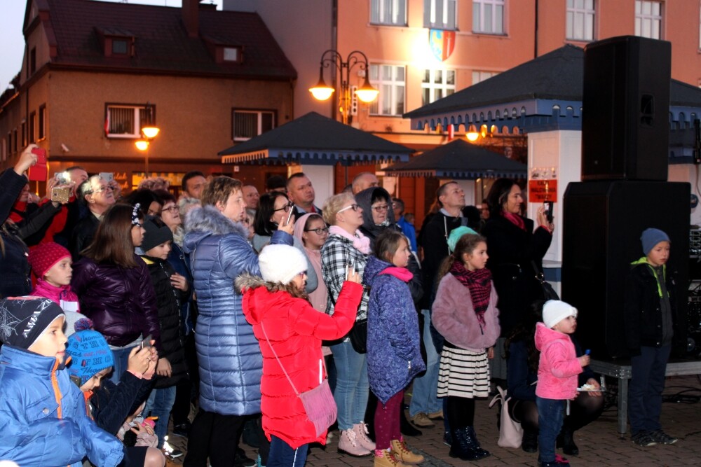 Wczoraj 11 listopada obchodziliśmy setną rocznicę odzyskania niepodległości przez Polskę. Z tej okazji na rynku Żorzanie wspólnie odśpiewali pieśni patriotyczne. Zobaczcie zdjęcia!