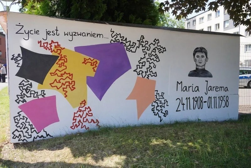 W Żorach zorganizowano plenerową lekcję patriotyzmu przy muralach upamiętniających Zbrodnię Katyńską / fot. UM Żory
