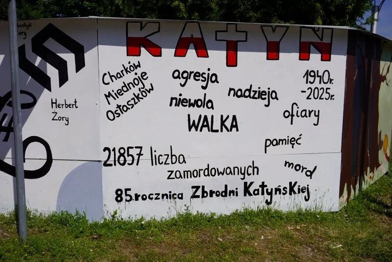 W Żorach zorganizowano plenerową lekcję patriotyzmu przy muralach upamiętniających Zbrodnię Katyńską / fot. UM Żory