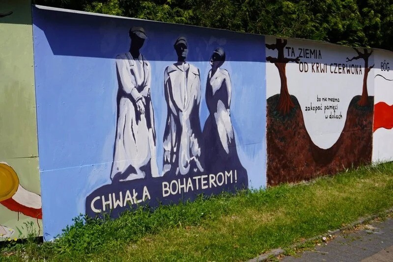 W Żorach zorganizowano plenerową lekcję patriotyzmu przy muralach upamiętniających Zbrodnię Katyńską / fot. UM Żory