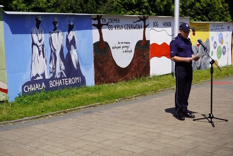 W Żorach zorganizowano plenerową lekcję patriotyzmu przy muralach upamiętniających Zbrodnię Katyńską / fot. UM Żory