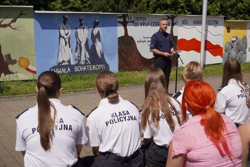 W Żorach zorganizowano plenerową lekcję patriotyzmu przy muralach upamiętniających Zbrodnię Katyńską / fot. UM Żory