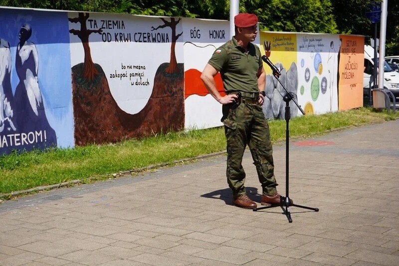 W Żorach zorganizowano plenerową lekcję patriotyzmu przy muralach upamiętniających Zbrodnię Katyńską / fot. UM Żory