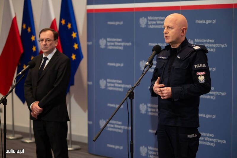 Policja egzekwuje przestrzeganie zasad w związku z epidemią koronawirusa