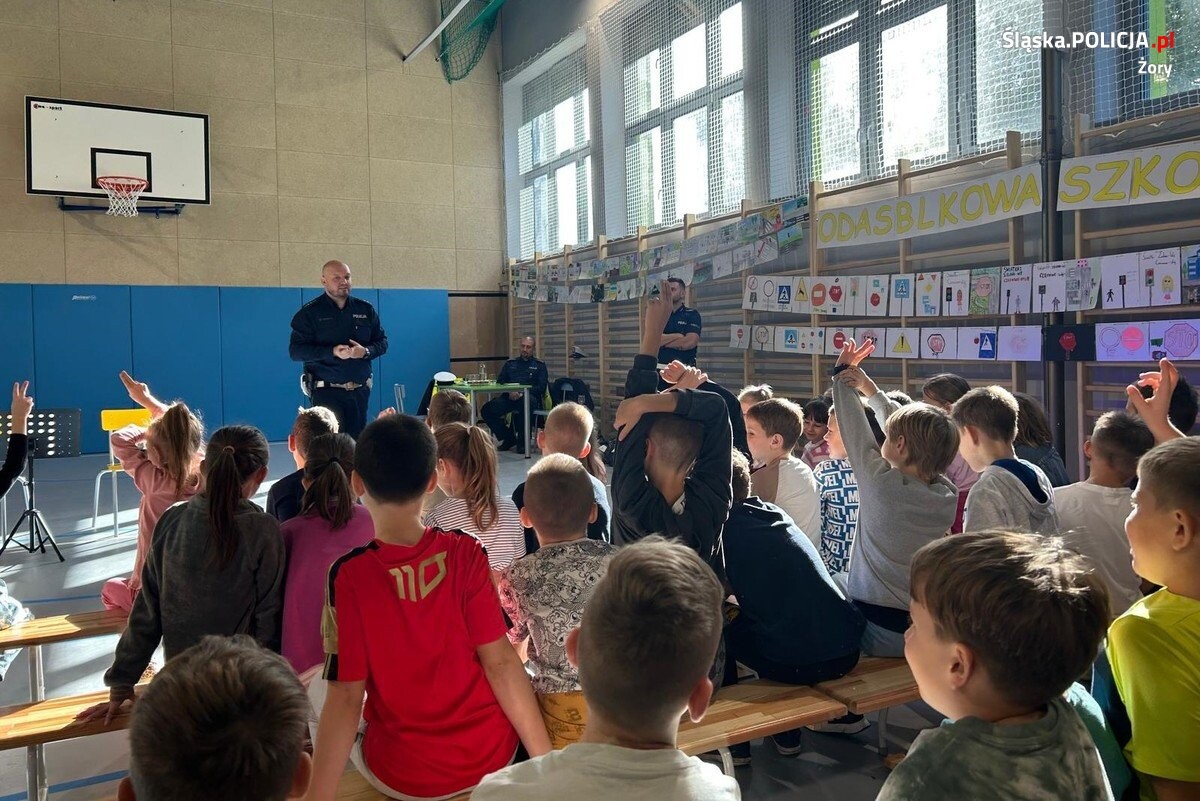 Uczniowie wszystkich szkół podstawowych w województwie śląskim mają okazję już po raz drugi wziąć udział w konkursie "Odblaskowa Szkoła 2024" /  fot. KMP Żory