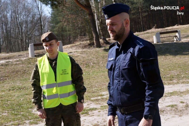 Policjanci i żołnierze patrolują miasto - #ZOSTANCIEWDOMU