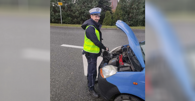 Policjanci pomogli uruchomić samochód, który zatrzymał się na skrzyżowaniu
