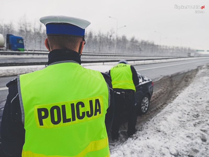 Policjanci przypominają o obowiązku odśnieżania dachów, chodników i samochodów