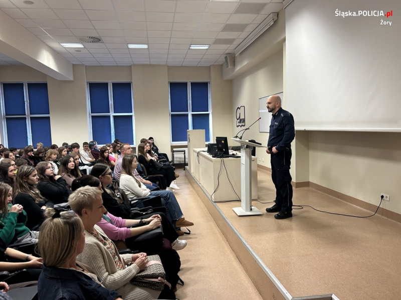 Policjanci rozmawiali z młodzieżą o zagrożeniach, które mogą spotkać