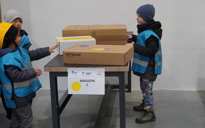 Przedszkolaki w Żorach odwiedzają nowoczesne firmy w ramach akcji „KSSENON oczami dziecka”. Program rozwija kreatywność i uczy najmłodszych poprzez doświadczenie / fot. UM Żory