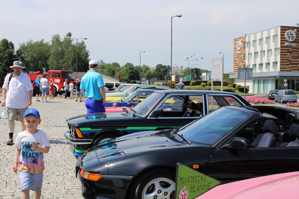 Dzisiaj fani motoryzacji i nie tylko, mieli okazję zobaczyć nieczęsto spotykane na naszych ulicach pojazdy. Klasyczne samochody przejechały przez Żory i zrobiły furorę!