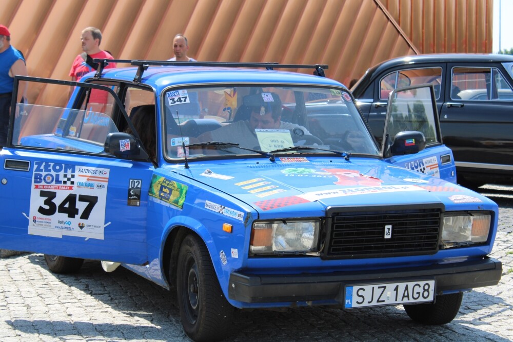 Dzisiaj fani motoryzacji i nie tylko, mieli okazję zobaczyć nieczęsto spotykane na naszych ulicach pojazdy. Klasyczne samochody przejechały przez Żory i zrobiły furorę!