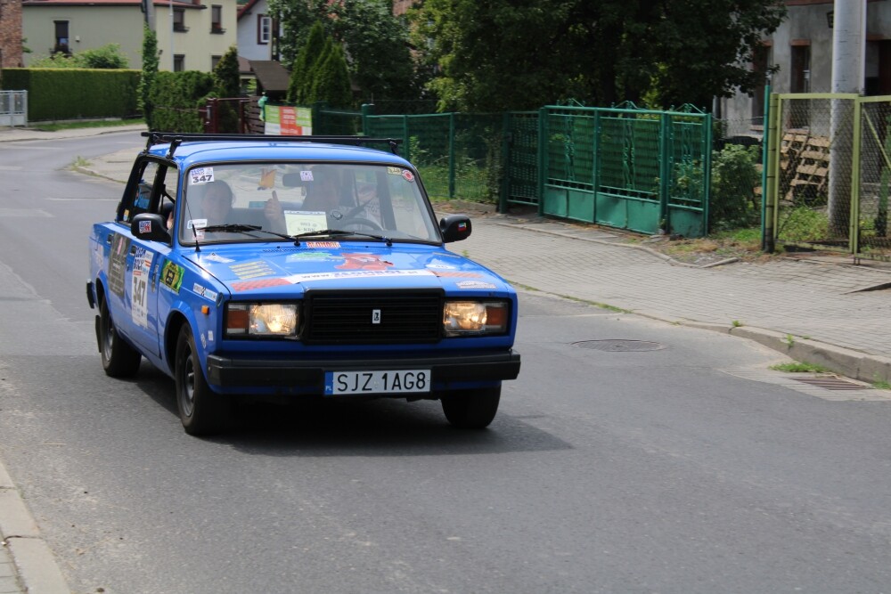 Dzisiaj fani motoryzacji i nie tylko, mieli okazję zobaczyć nieczęsto spotykane na naszych ulicach pojazdy. Klasyczne samochody przejechały przez Żory i zrobiły furorę!