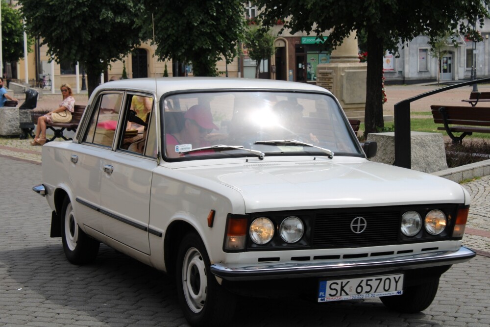 Dzisiaj fani motoryzacji i nie tylko, mieli okazję zobaczyć nieczęsto spotykane na naszych ulicach pojazdy. Klasyczne samochody przejechały przez Żory i zrobiły furorę!